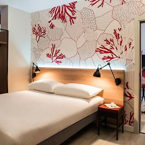 Benachbartes Familien-Zimmer mit zwei Einzelbetten